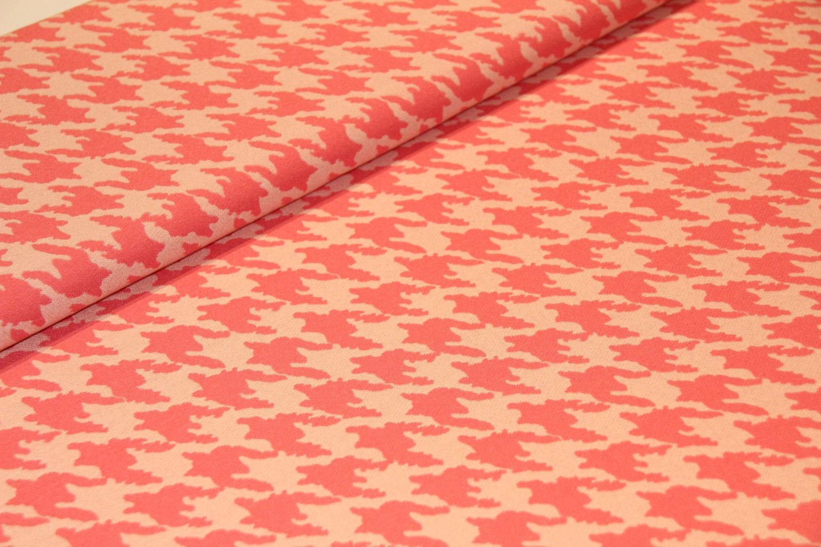 Zachtroze viscose met roze hanenpoot - €23,5/m ipv €47/m