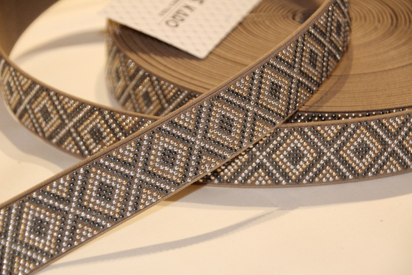 Elastische beige tailleband met pareltjes- €8,9/m
