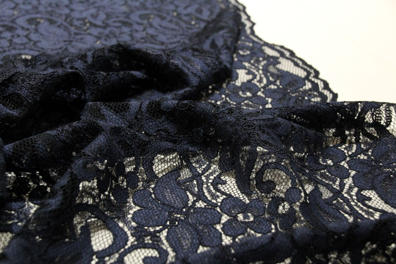Donkerblauwe viscose kant met afgewerkte boord - €37/m