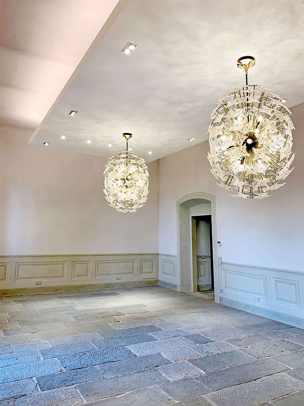 soggiorno pavimento in pietra lampadari vetro