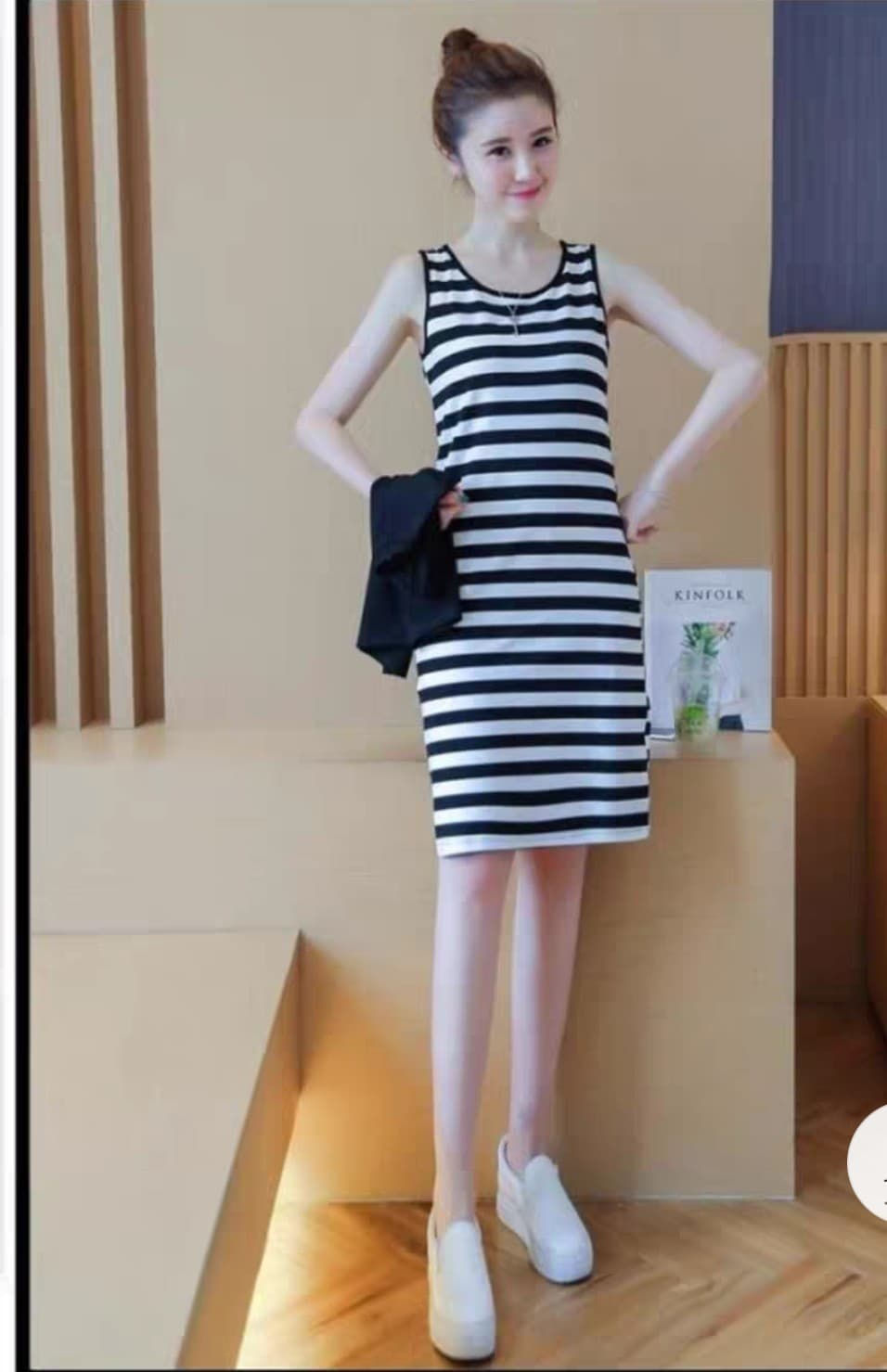 Thumbnail: ឈុតអាវយឺតដៃខ្លីជាមួយរ៉ូបដៃខ្លីឆ្នូតបង្កង់