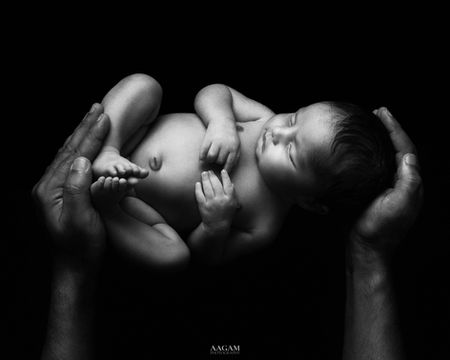 Monochrome fine art newborn portrait – Aagam Photography