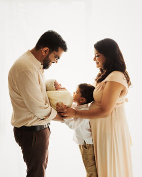 Family photoshoot in Bengaluru featuring newborn and parents