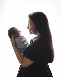 Top-rated newborn photographer in Bengaluru captures family moment