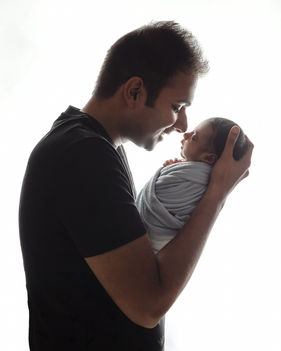 Intimate newborn family portrait captured in Bengaluru