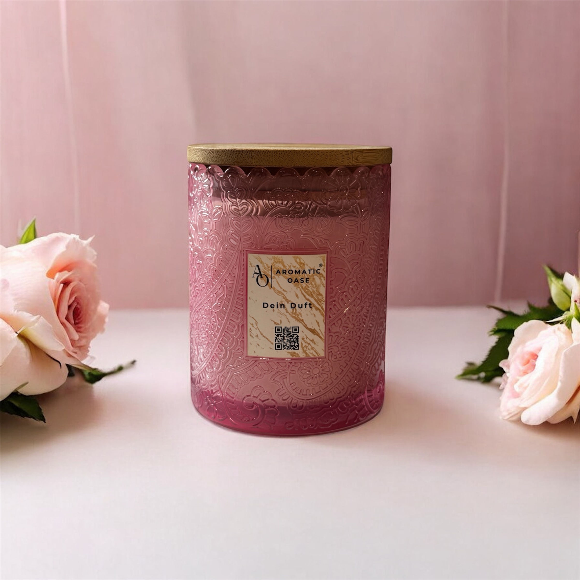 Duftkerze im rosafarbenen Ornamentglas mit Holzdeckel