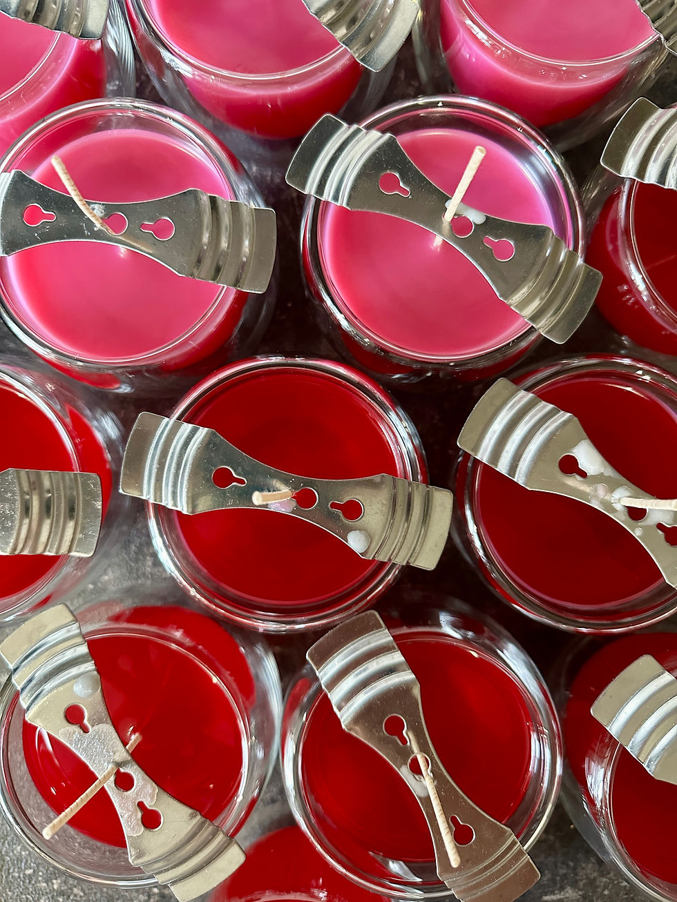 Miniaturbild: Mehrere Duftkerzen Crazy Berries in Pink im Cappuccinobecher