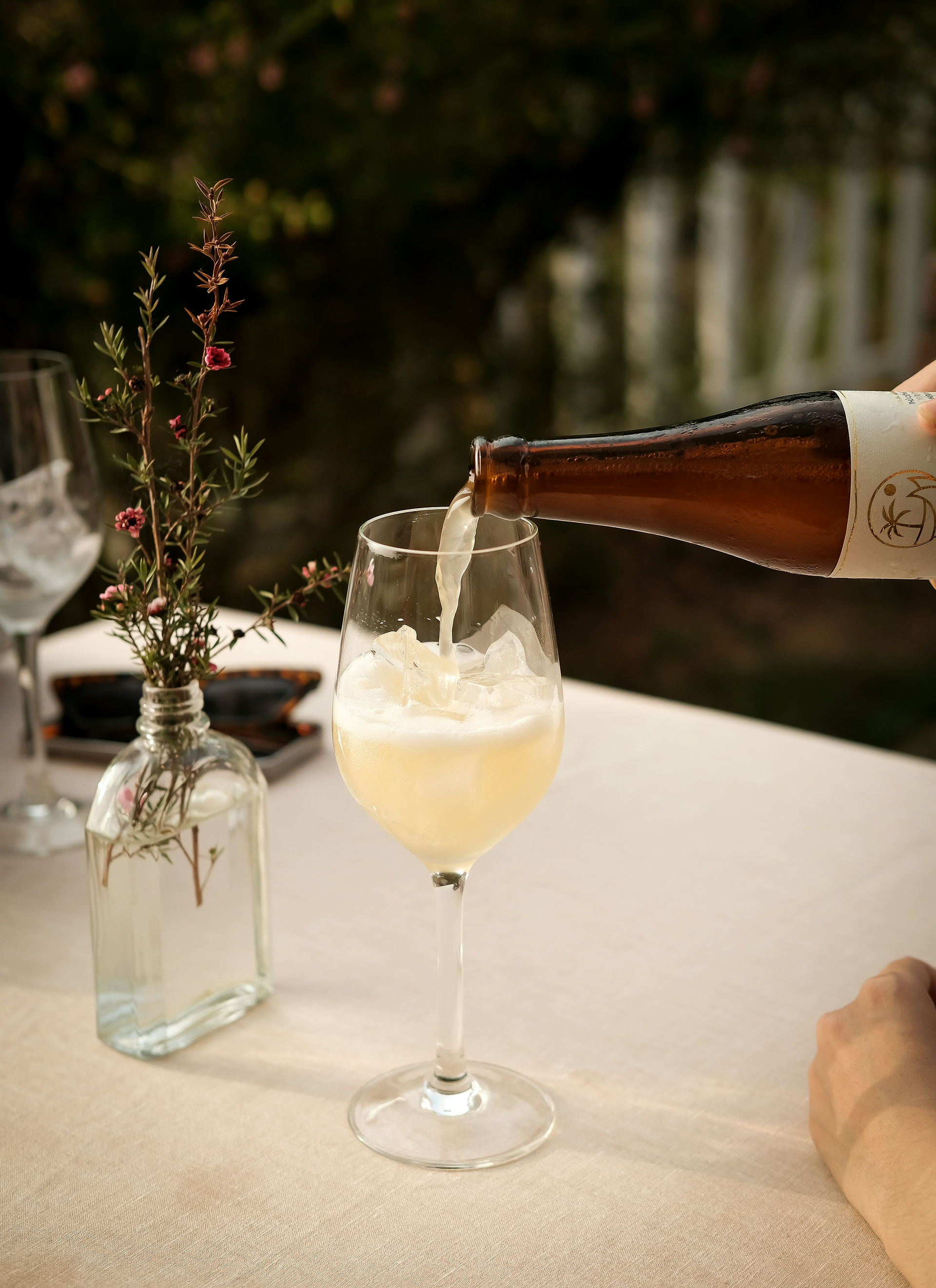 Kombucha blir servert i et stettglass