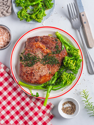 Beef with broccoli salad served on a platter – recipe from the GØT app.