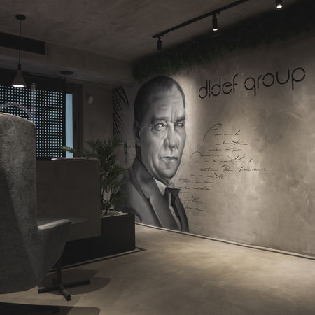 Didef Group’un modern ofis alanlarında yer alan bu mural, mekânın enerjisini arttırarak estetik bir bütünlük sağlıyor.
