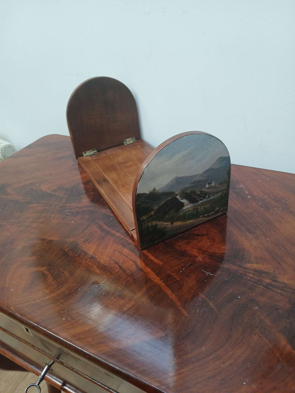 Miniature : Serre livres en bois de Spa.