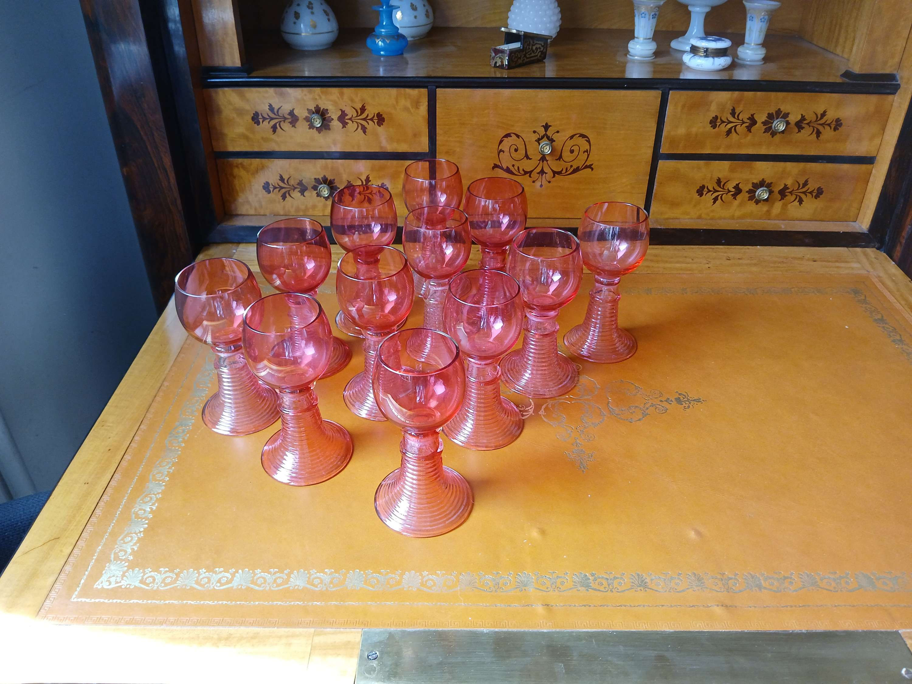 Série de 12 verres rouge, rosé.