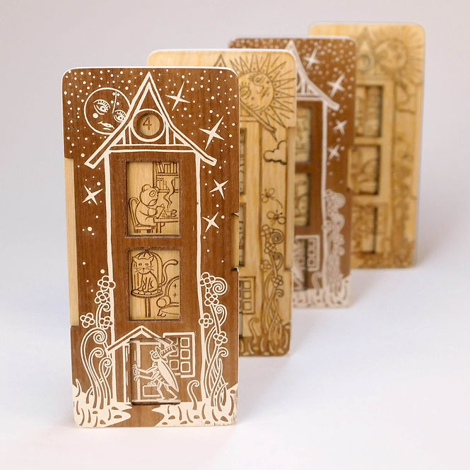 Obra de Arte realizada con Madera Natural Maciza cortada con Laser Cut, sin tintes, solo Cera Natural. Ilustración Volumétrica en Relieve de Tomàs Bases. Vemos un juguete de madera, con un mecanismo que permite mostrar una historieta del pequeño Osito de Peluche y su amigo el Viejo Grillo. Los acabados sobre la superficie de Mansonia (Nogal Africano) están realizados con pintura a la tiza sobre el dibujo previamente horadado en la madera mediante Laser. En conjunto, es un compendio de Ilustración, Artesanía y Escultura con una temática Fantasiosa.