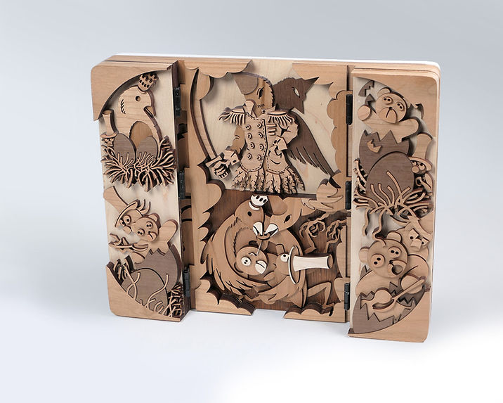 Obra de Arte realizada con Madera Natural Maciza cortada con Laser Cute, sin tintes, solo Cera Natural.