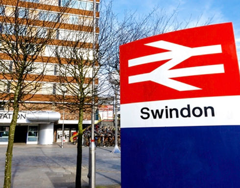 xswindon-railway-station-01-500x320.jpg.pagespeed.ic.5uiAu7yMNp.jpeg