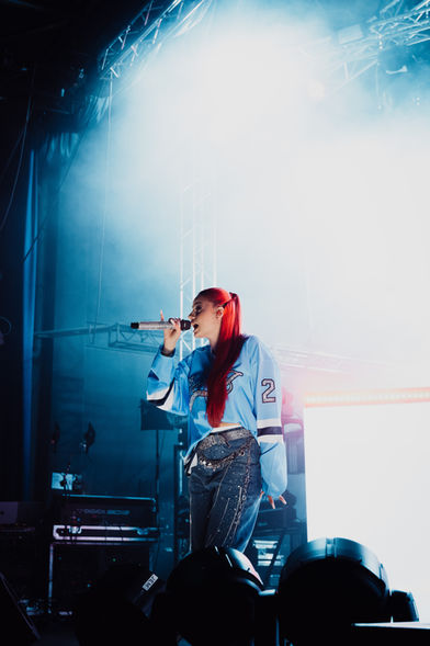 Badmomzjay, eine Rapperin, auf einem Konzert von einem Festival. Fotografiert von Luca Milan Kellner