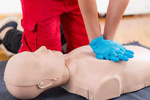 Un secouriste montre à ses éléves comment faire un massage cardiaque lors d'une formation au PSC1