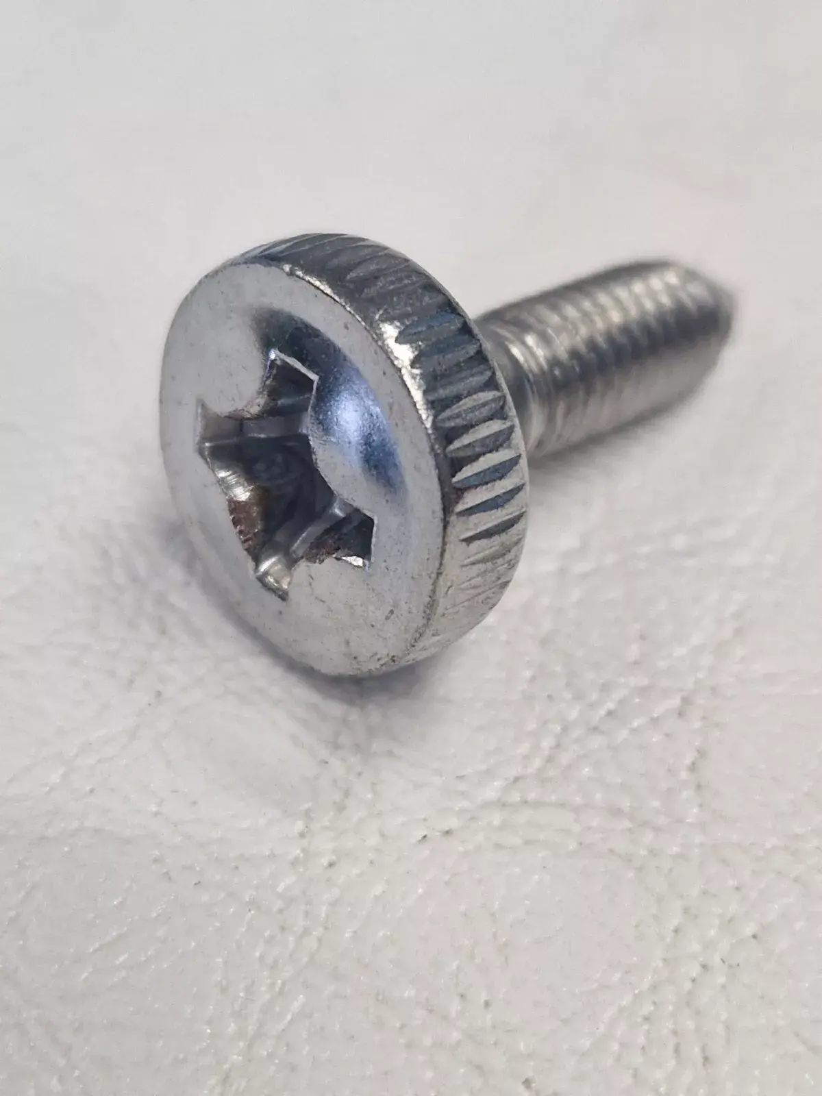 RUSSELL HOBBS RHFEO7004SS OVEN SHELF SUPPORT FIXING SCREW (RHF7.06)
