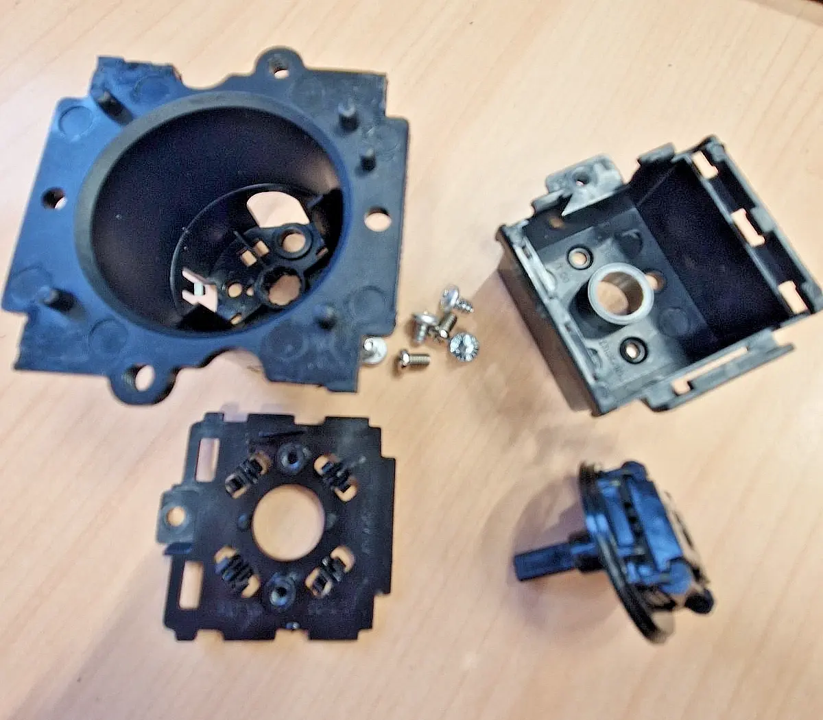 HISENSE BUD714221CDBG OVEN CONTROL KNOB HOUSING AND SPINDLE ASSEMBLY (BUD.02)