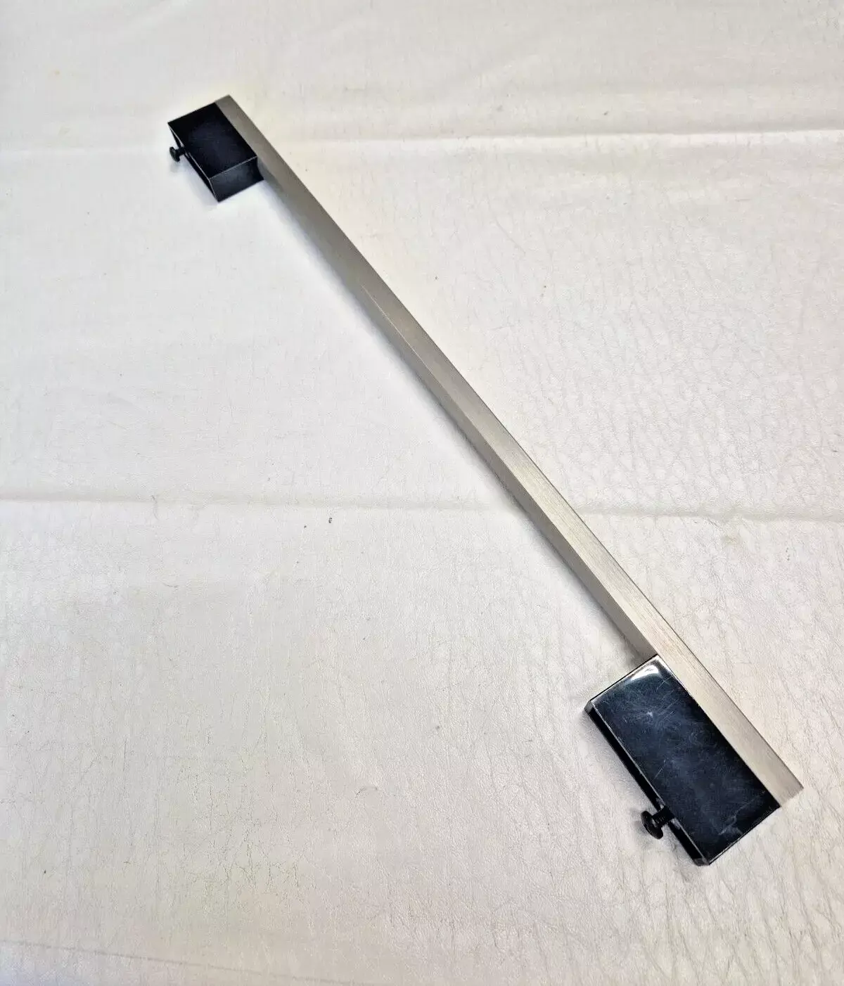 LOGIK LBIDOX21 OVEN DOOR HANDLE (LBI21.17X)