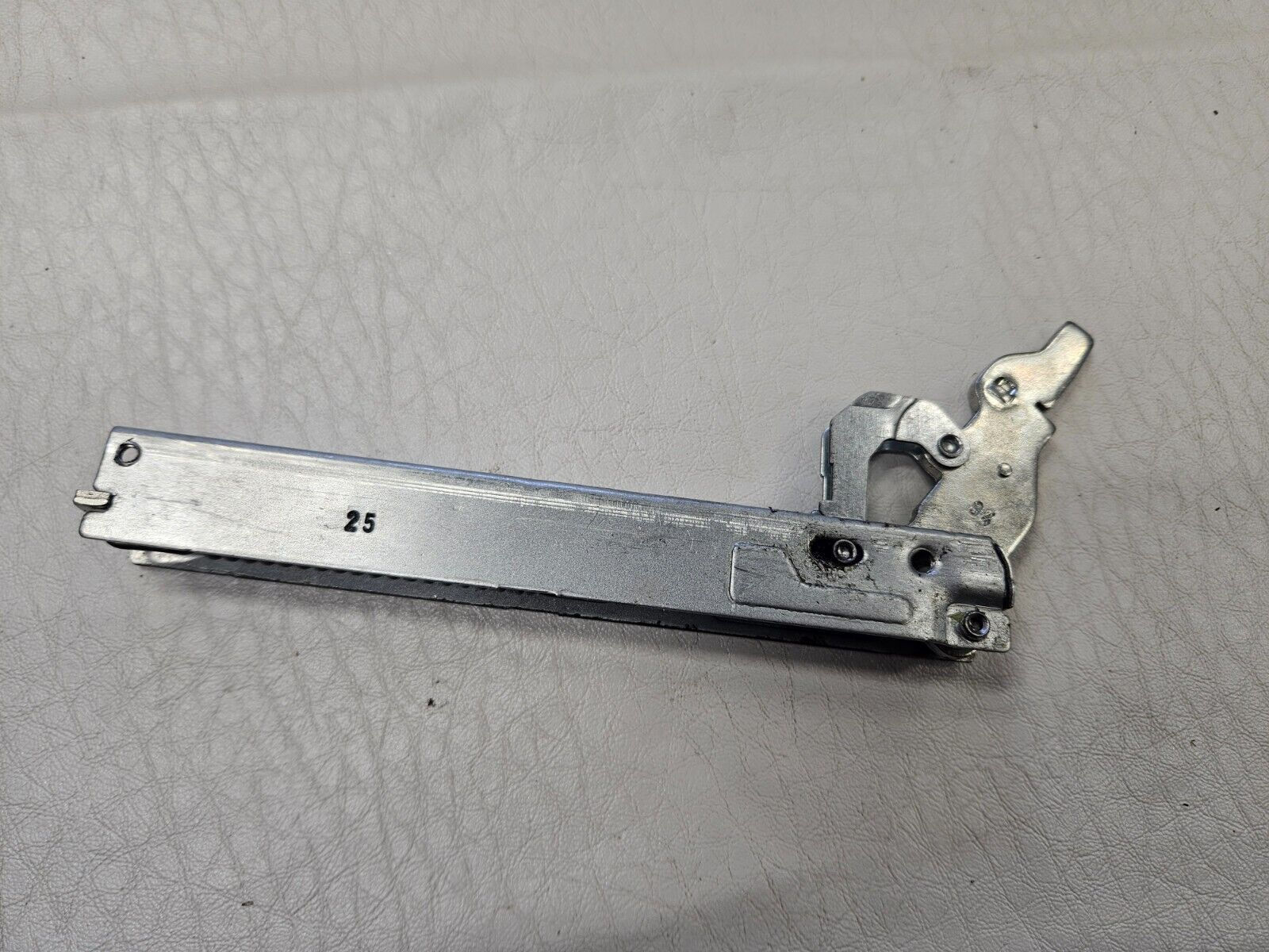 HOOVER HO9DC3E3078IN TOP OVEN DOOR HINGE GENUINE (HO78.27)