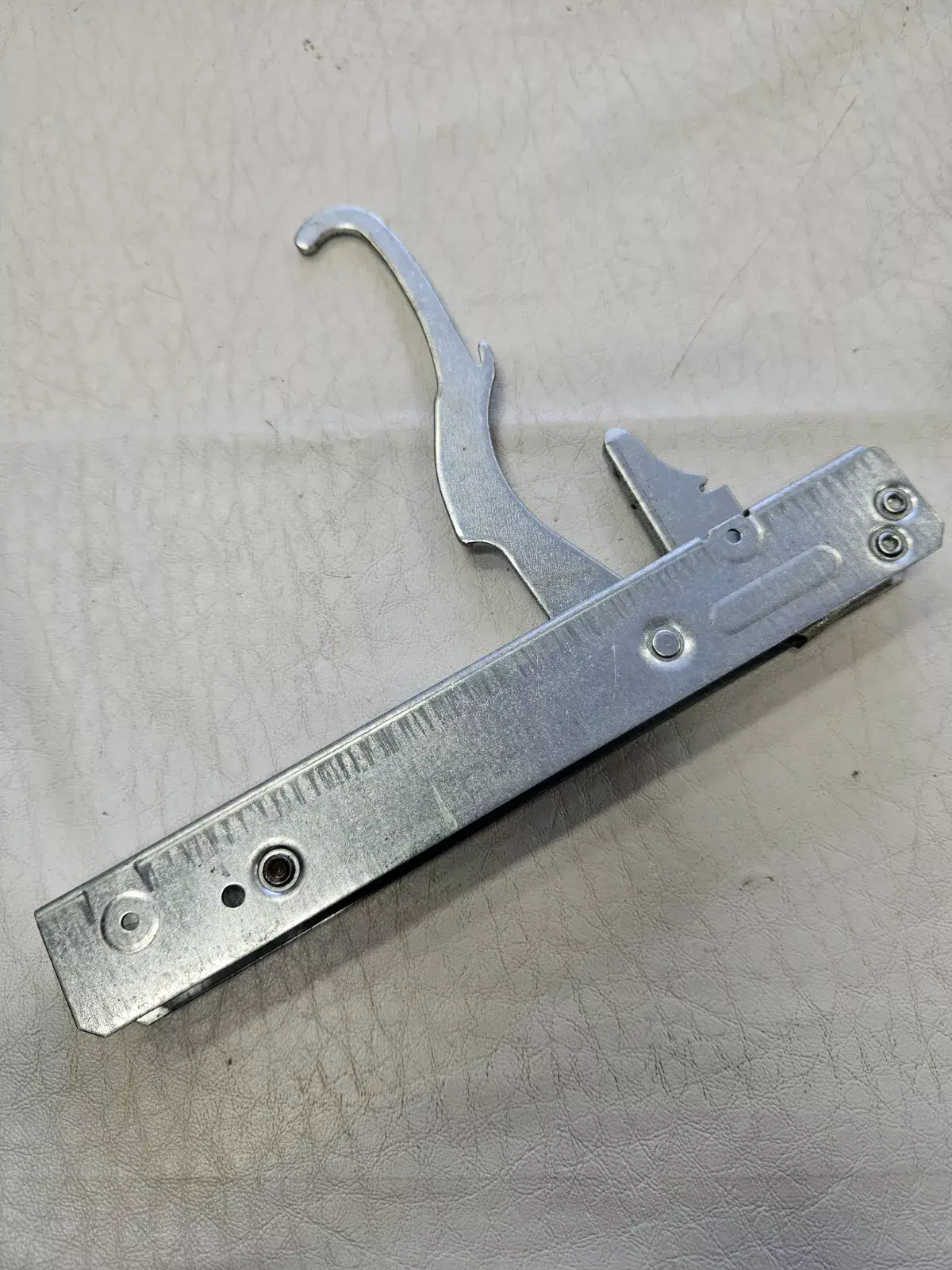 INDESIT ID67V9HCCX/UK COOKER TOP OVEN DOOR HINGE GENUINE (ID67.29)