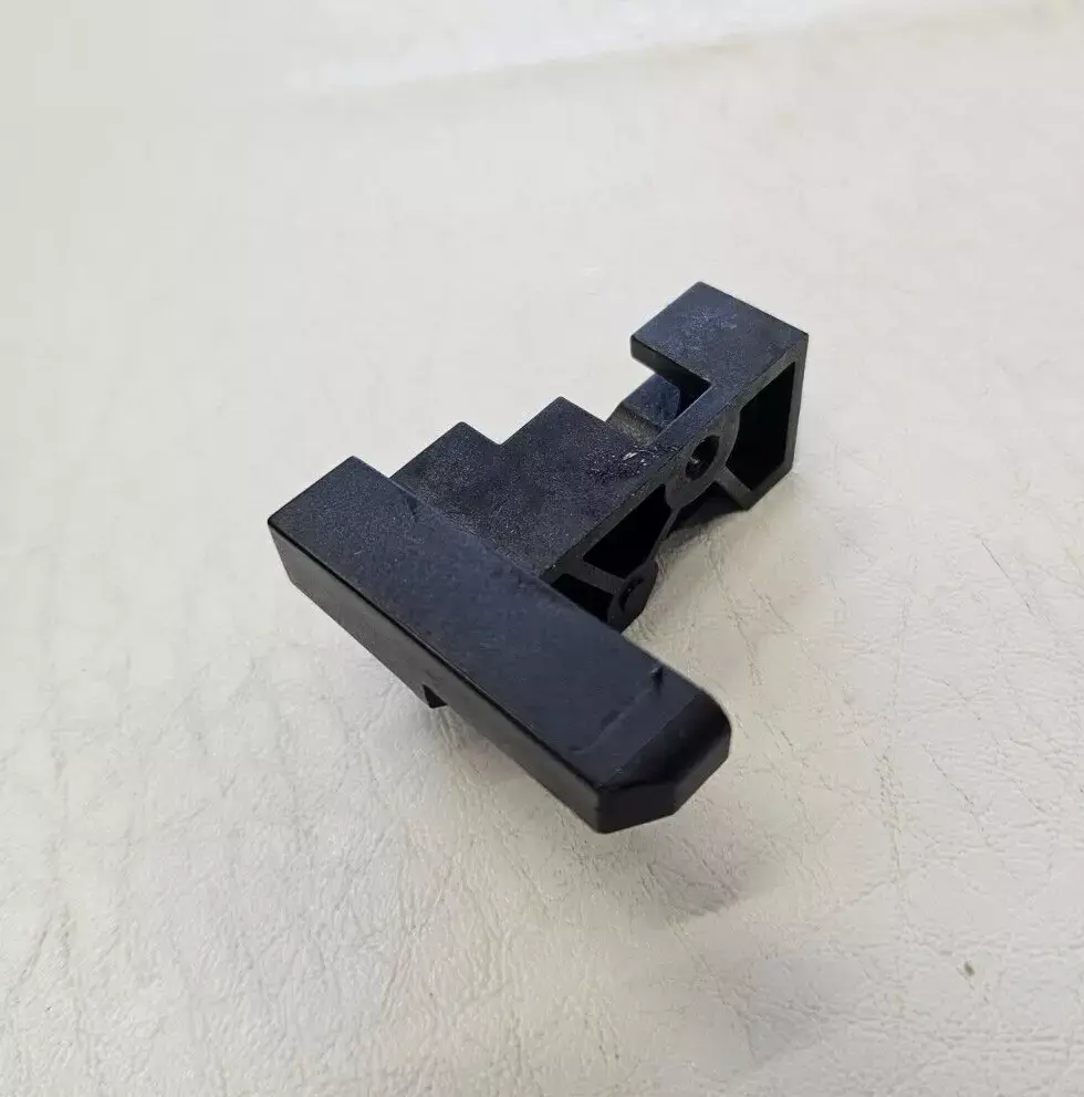 INDESIT ID67V9HCCX/UK COOKER OVEN DOOR FRAME BRACKET LH SIDE GENUINE (ID67.21)