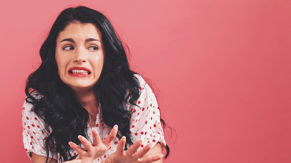 Eine Frau verzieht angeekelt das Gesicht