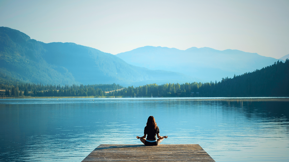 Frau meditiert gelassen und in Einklang mit der Natur