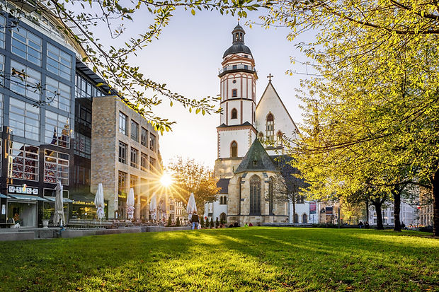 Leipzig_Park_mit_Thomaskirche_von_vorne.jpg