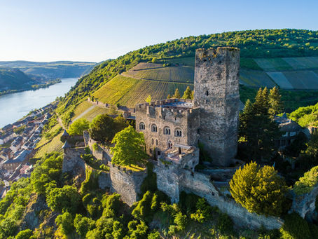Kaub am Rhein: Hrad Gutenfels uprostřed vinic s výhledem na Rýn, zdroj = Rheintouristik Tal der Loreley, St. Goar, autor = Mahlow Media, Winningen