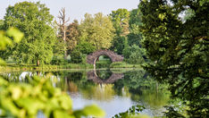 Oranienbaum-Wörlitz: Vysoký most u jezera v parku Wörlitz, součást Zahradního království Dessau-Wörlitz, zdroj = GNTB, autor = Florian Trykowski