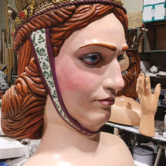 Antes y después de la restauración del gigante de la Reina Berenguela de Castilla para las fiestas de Burgos 2025. Por el artista Santiago Heras Ortega