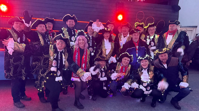 Ein Gruppenbild der Vereinsmitglieder auf dem Lichterzug