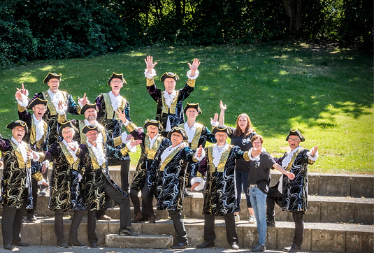 Die Mitglieder des Vereins in ihrem Ornat