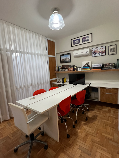 Meeting room at CopaCoworking for 5 to 7 people with meeting table and professional environment in Copacabana