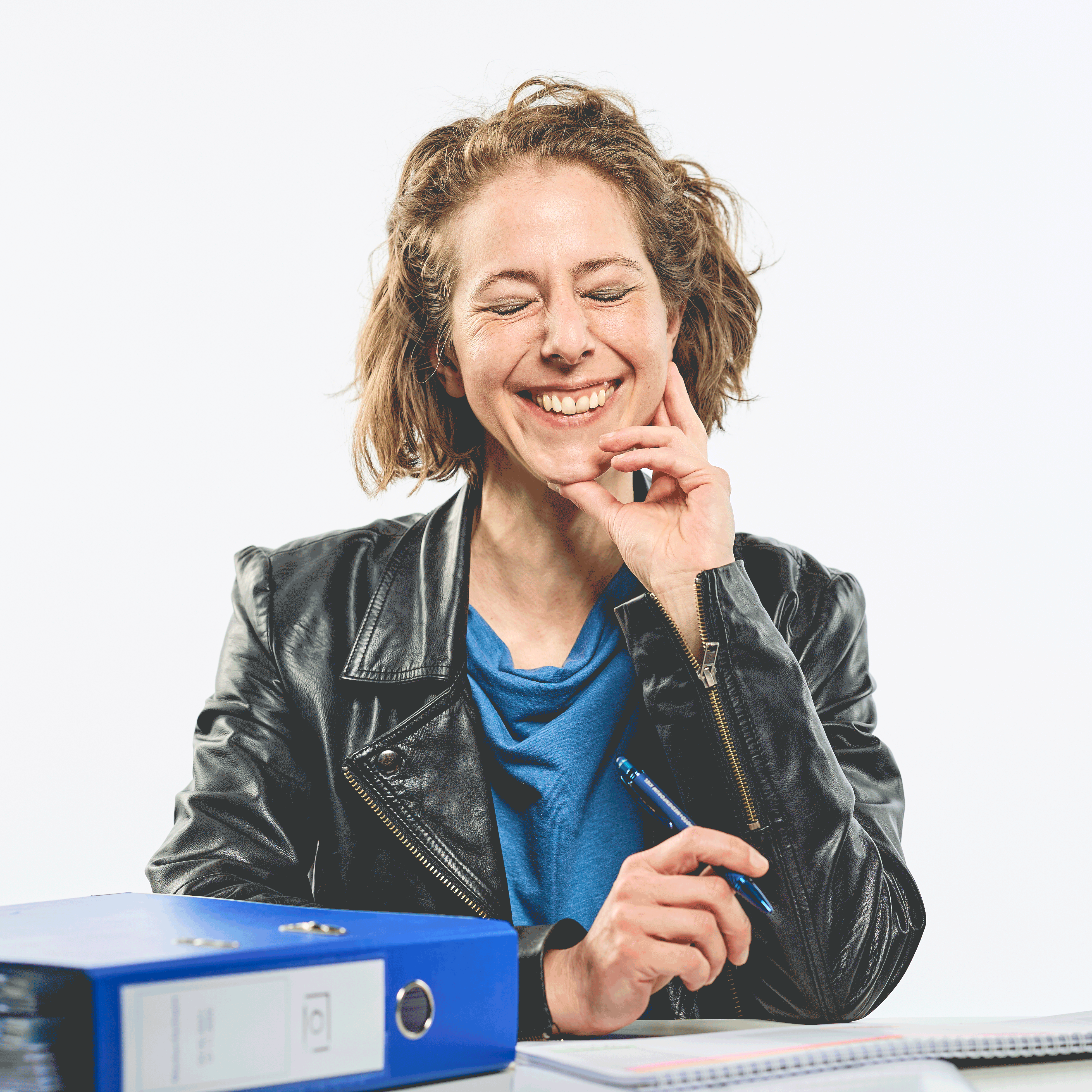 Portraits von Maren Stähr mit Kalender und Ordner