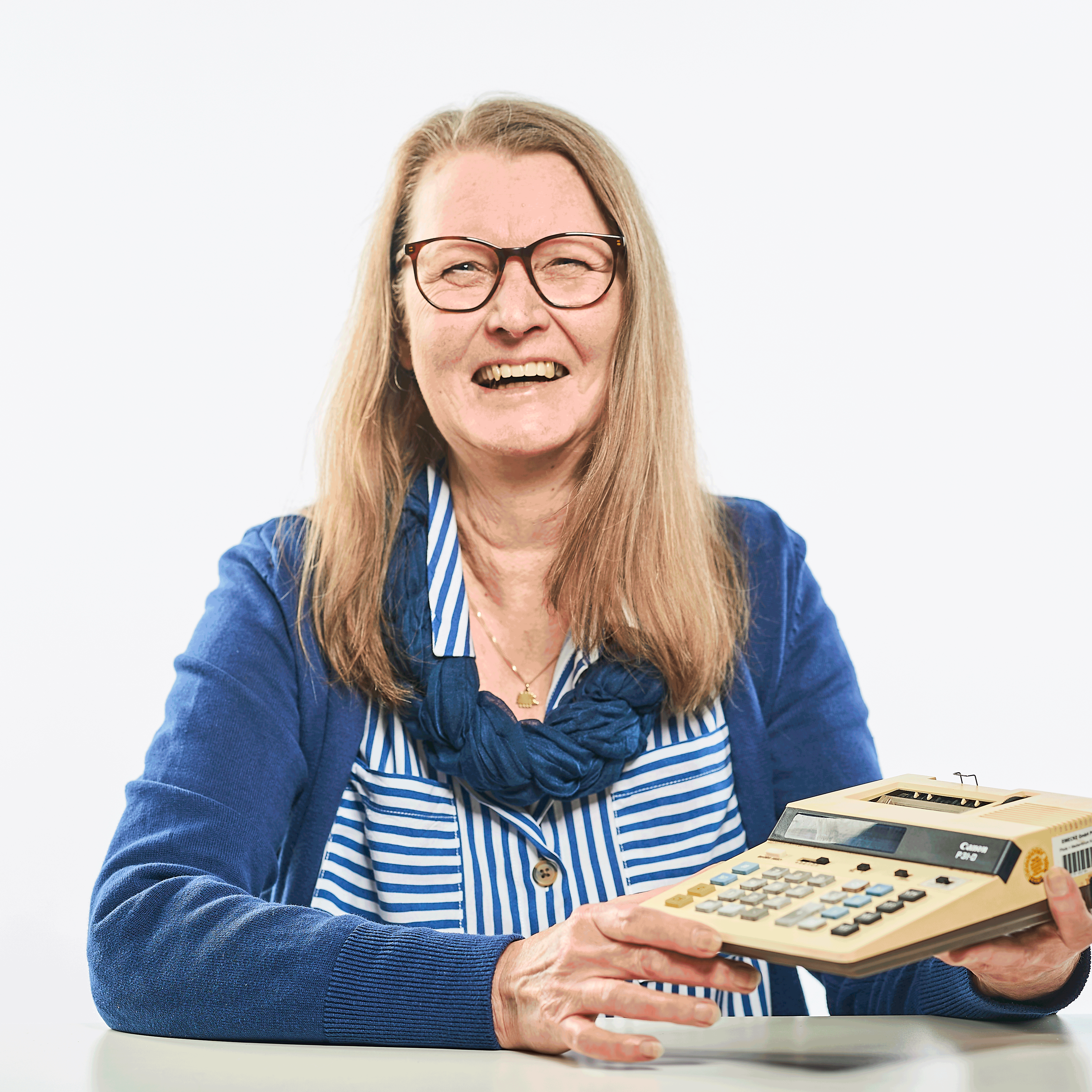 Portraits von Monika Turowski mit Taschenrechner