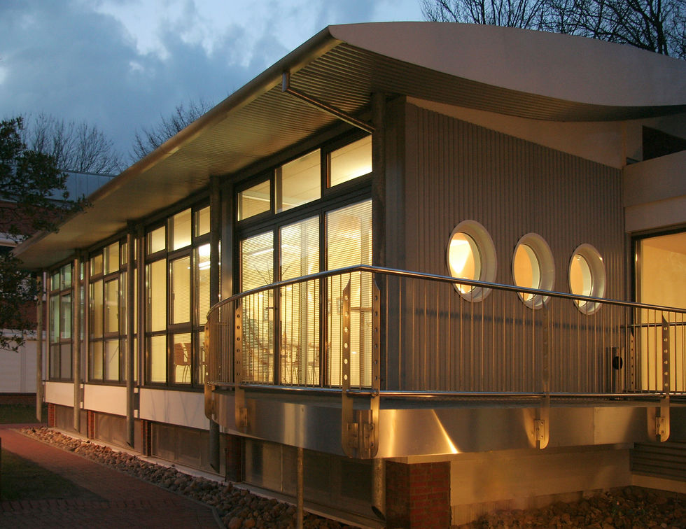 Modernes Gebäude bei Nacht, Meisterlehrgang