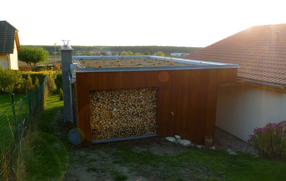 Moderní dřevostavba ateliéru jako doplněk ke stávajícímu rodinnému domu.