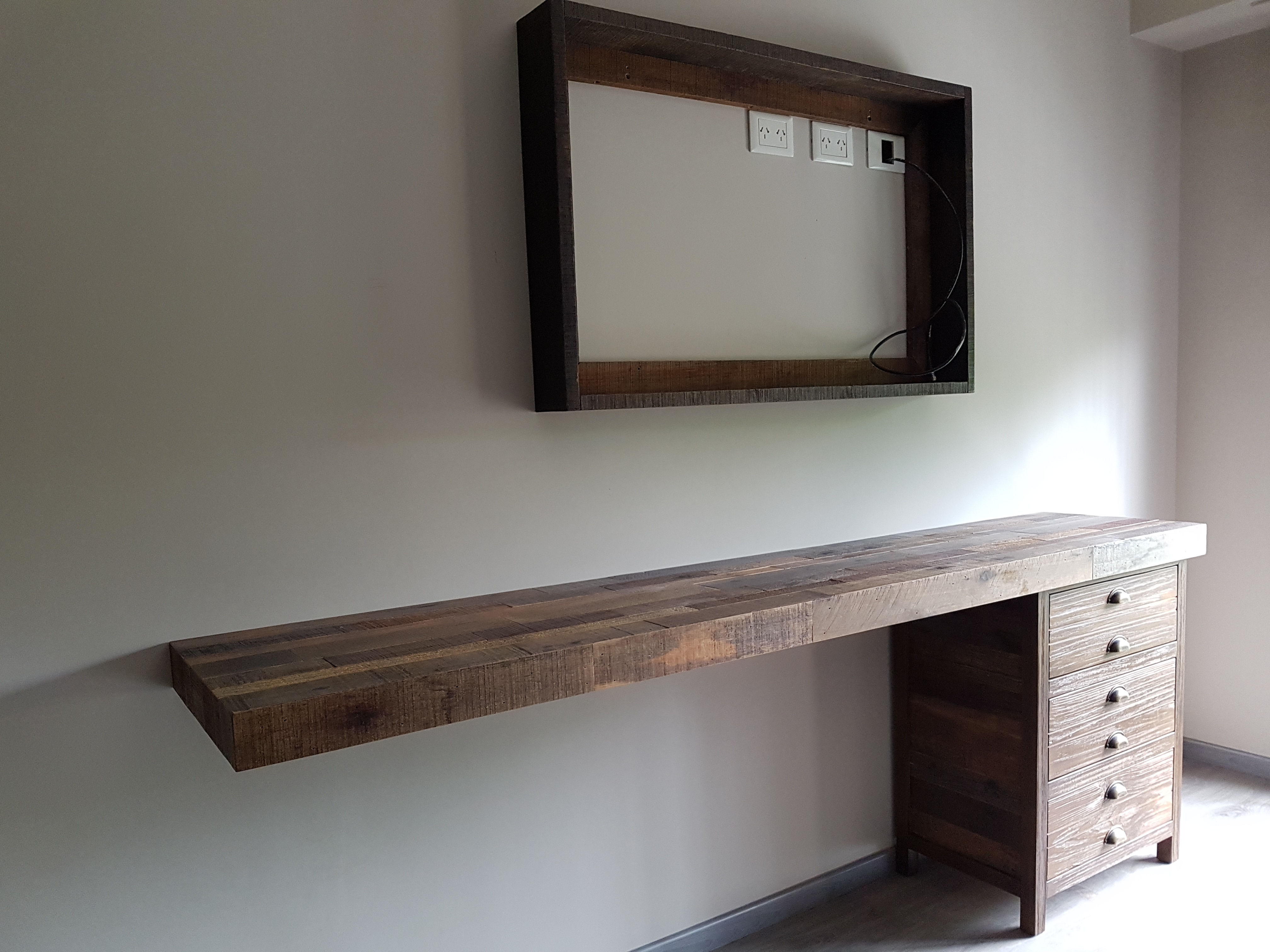 Escritorio y Marco TV Patagonia Wood