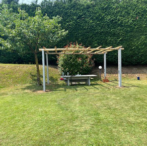 Progetto sviluppato da DT Multiservices - Installazione di pergola tipica ticinese in granito naturale e pali di legno di castagno. Risultato finale nel giardino del cliente. Abitazione privata in Ascona, ticino, svizzera. Terza vista