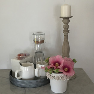 lit, voyage, fleure, courtoisie, dépaysement, chambre, détail, oreiller, toile de jouy, linge de maison, texture, couleurs, voile, coton, lin, laine, flanelle, chambres d'hôtes, maison d'hôtes, délicatesse, calme, charme, simplicité, confort, cocooning, bien être, vacances, repos, silence, tranquillité, Ubaye, Vallée de l'Ubaye, montagne, hameau, Alpes du Sud