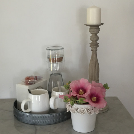 lit, voyage, fleure, courtoisie, dépaysement, chambre, détail, oreiller, toile de jouy, linge de maison, texture, couleurs, voile, coton, lin, laine, flanelle, chambres d'hôtes, maison d'hôtes, délicatesse, calme, charme, simplicité, confort, cocooning, bien être, vacances, repos, silence, tranquillité, Ubaye, Vallée de l'Ubaye, montagne, hameau, Alpes du Sud