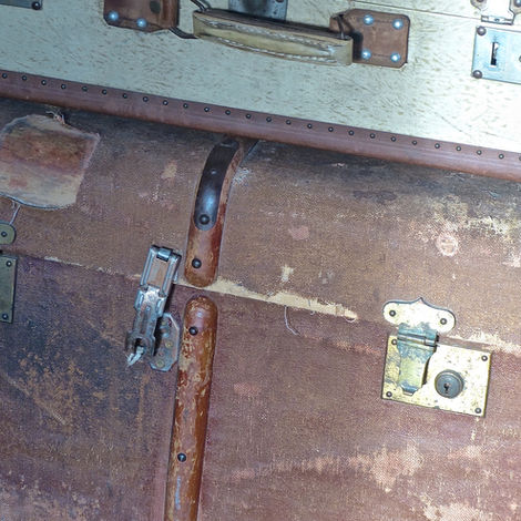 vielles valises, voyage, dépaysement, chambre, détail, oreiller, toile de jouy, linge de maison, texture, couleurs, voile, coton, lin, laine, flanelle, chambres d'hôtes, maison d'hôtes, délicatesse, charme, simplicité, confort, cocooning, bien être, vacances, repos, silence, tranquillité, Ubaye, Vallée de l'Ubaye, montagne, hameau, Alpes du Sud