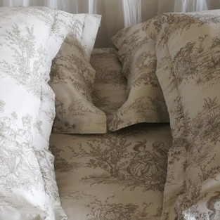 lit, voyage, dépaysement, chambre, détail, oreiller, toile de jouy, linge de maison, texture, couleurs, voile, coton, lin, laine, flanelle, chambres d'hôtes, maison d'hôtes, délicatesse, calme, charme, simplicité, confort, cocooning, bien être, vacances, repos, silence, tranquillité, Ubaye, Vallée de l'Ubaye, montagne, hameau, Alpes du Sud