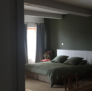 lit, voyage, dépaysement, chambre, détail, oreiller, toile de jouy, linge de maison, texture, couleurs, voile, coton, lin, laine, flanelle, chambres d'hôtes, maison d'hôtes, délicatesse, calme, luminosité, espace, spacieuse, charme, simplicité, confort, cocooning, bien être, vacances, repos, silence, tranquillité, Ubaye, Vallée de l'Ubaye, montagne, hameau, Alpes du Sud