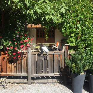 terrasse, meuble de jardin, déco, cool, chambres, voutes, bois brossé, bergerie, vielle ferme, vielle pierres, rénovée, goût, charme, cocooning, confort, gîte, hameau, montagne, calme, repos, sport, authenticité, convivialité, accueil, Ubaye, Vallée de l'Ubaye, Alpes de Haute Provence, Alpes du Sud, Gîtes de France, 04, été, hiver