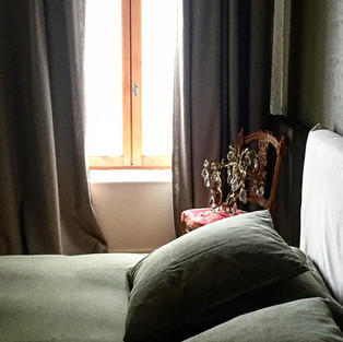 lit, voyage, dépaysement, chambre, détail, oreiller, toile de jouy, linge de maison, texture, couleurs, voile, coton, lin, laine, flanelle, chambres d'hôtes, maison d'hôtes, délicatesse, calme, luminosité, espace, spacieuse, charme, simplicité, confort, cocooning, bien être, vacances, repos, silence, tranquillité, Ubaye, Vallée de l'Ubaye, montagne, hameau, Alpes du Sud