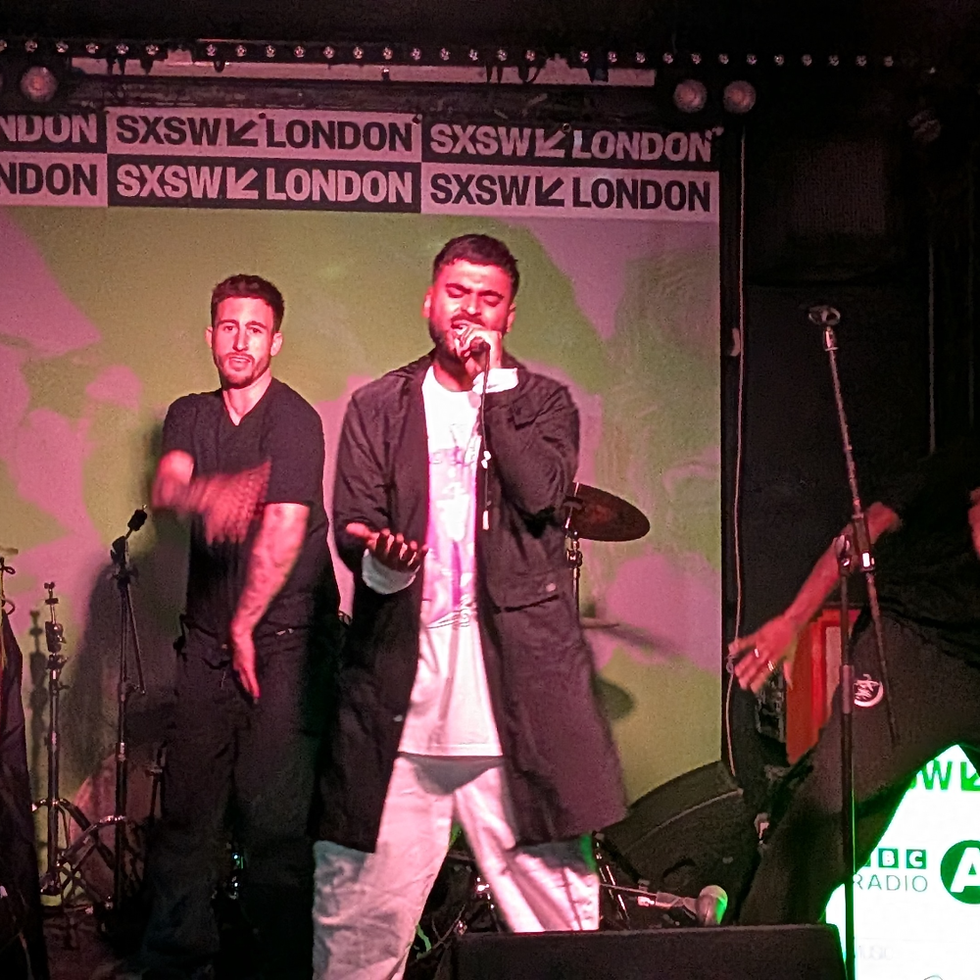 Jernade performing at The Old Blue Last